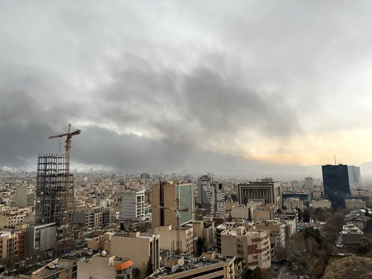 باران سیاه در تهران ناشی انفجار دیشب انبار نفت/ هشدار درباره محافظت در برابر باران‌های اسیدی سمی/ استاندار تهران: مردم حتما از ماسک استفاده کنند/ تصاویر