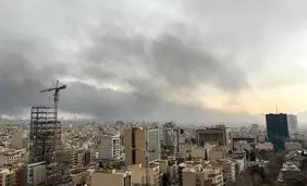 باران سیاه در تهران ناشی انفجار دیشب انبار نفت/ هشدار درباره محافظت در برابر باران‌های اسیدی سمی/ استاندار تهران: مردم حتما از ماسک استفاده کنند/ تصاویر