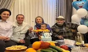 همخوانی دردناک همسر و دختر اکبر عبدی با محمد اصفهانی/ ویدئو

