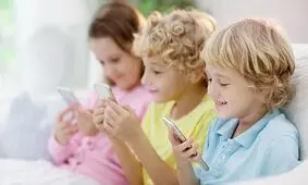 افزایش وابستگی کودکان به نمایشگر‌ها، چه خطری فرزندانمان را تهدید می‌کند؟ 