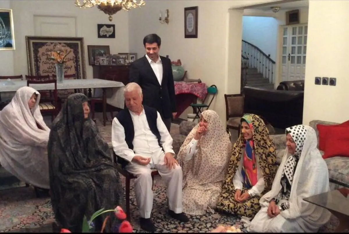 خاطرات هاشمی: به همه کارکنان دفترم مثل هر سال، هزار تومان عیدی دادم