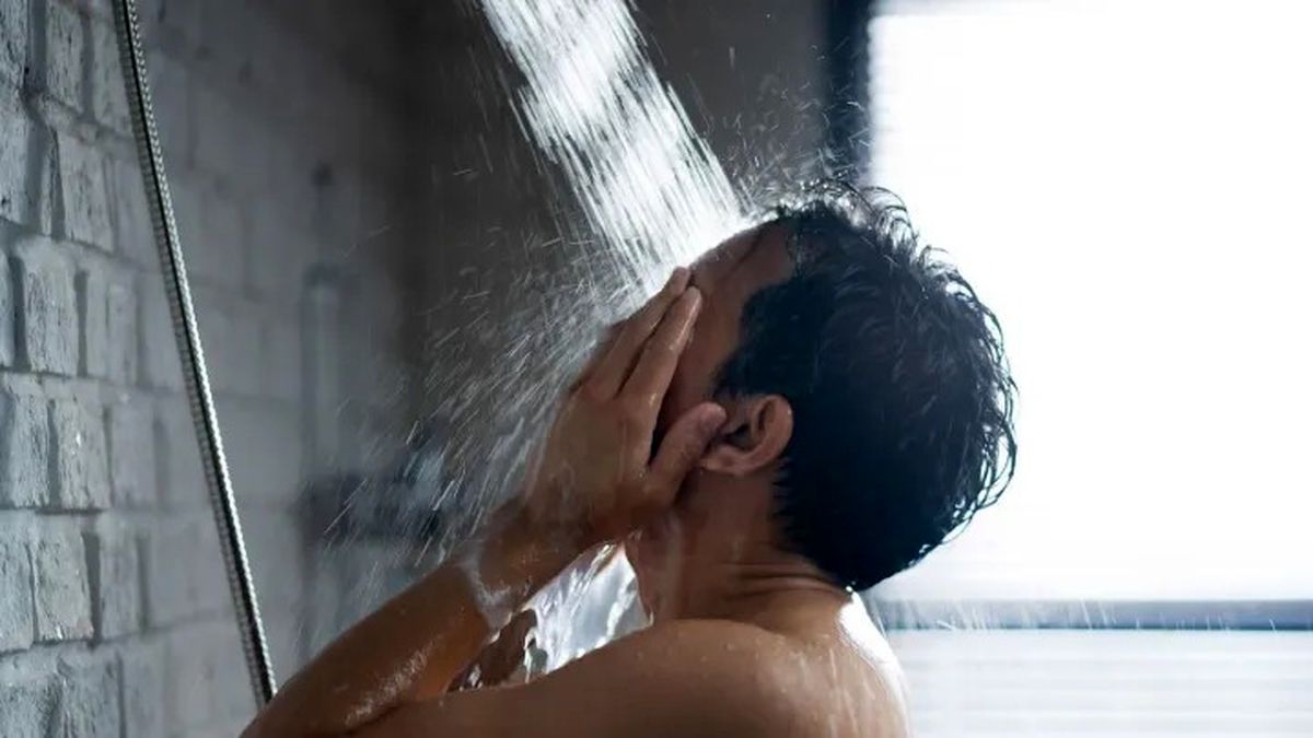 پلیس مردی که سه سال حمام نرفته بود را به حمام برد/ ویدئو