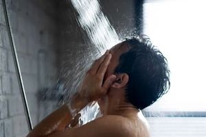  پلیس مردی که سه سال حمام نرفته بود را به حمام برد/ ویدئو