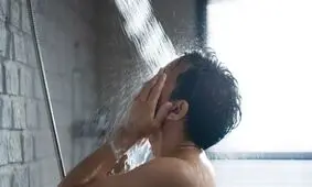  پلیس مردی که سه سال حمام نرفته بود را به حمام برد/ ویدئو