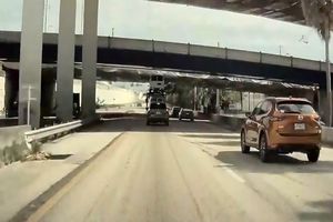 برخورد یک اتومبیل با سقف پل زیرگذر/ ویدئو