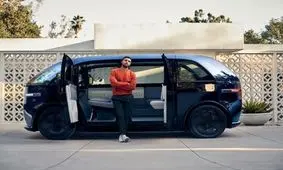 طراحی خودرو اپل لو رفت؛ این ون بدون فرمان با صندلی هواپیما و تلویزیون داخلی است!