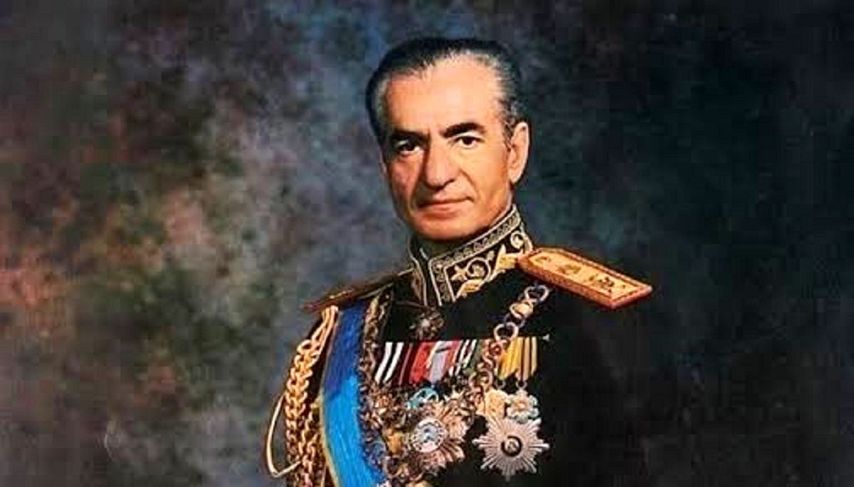 سفر در زمان؛ «محمدرضا پهلوی در حال شکار پرنده با اسلحه»؛ اوایل دهه 40