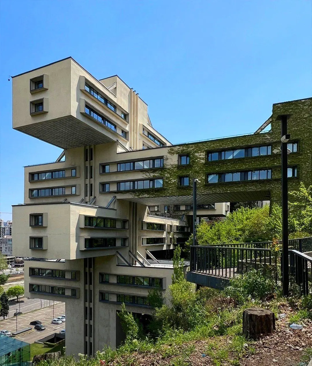 وزارت راهسازی سابق گرجستان؛ نماد بتنی معماری شوروی که بانک شد