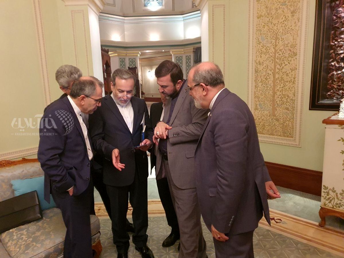 افراد حاضر در تنها عکس منتشر شده از پایان مذاکرات مسقط کیستند؟