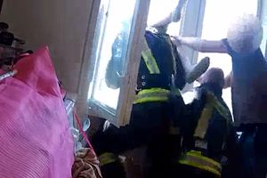 تلاش یک آتش‌نشان برای جلوگیری از خودکشی یک زن/ ویدئو