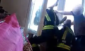 تلاش یک آتش‌نشان برای جلوگیری از خودکشی یک زن/ ویدئو