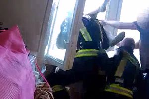 تلاش یک آتش‌نشان برای جلوگیری از خودکشی یک زن/ ویدئو