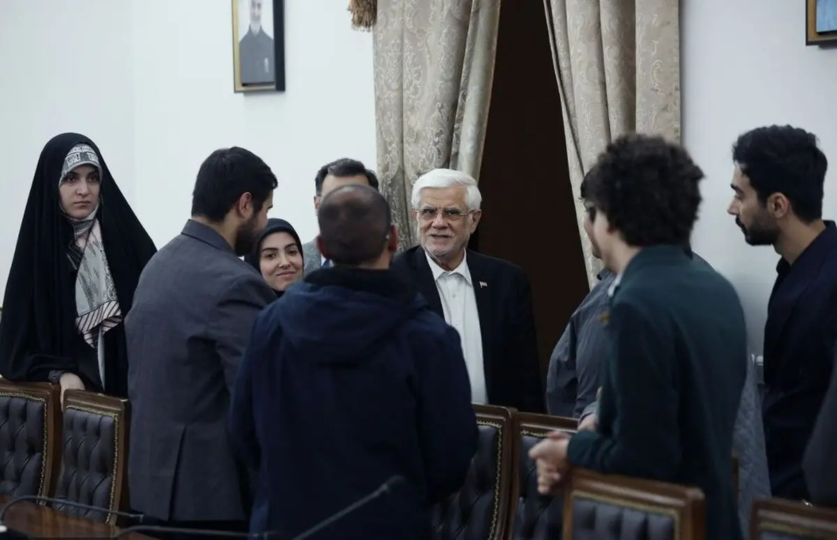 عارف: کشور در حوادث دی ماه یک باخت جدی داشت؛ حدود ۳۰۰۰ جوان را از دست دادیم/ برنامه اداره اقتصاد جنگ آذر ماه سال ۱۴۰۳ تصویب شد/ برای من ارزش پرخاش یک دانشجو بیشتر از تکریم افراد است
