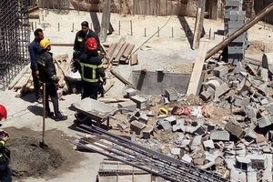 مصدومیت یک کارگر ساختمانی بر اثر سقوط دیوار