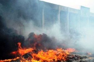  آتش‌سوزی انبار محصولات در میدان مهارت شیراز/ ویدئو