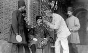 سفر در زمان؛ «آقا فرج، آرایشگر دربار قاجار» در کنار یک خواجه 