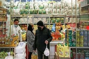 وقتی دلار بالا می رود قیمت ها به آن می چسبد، ولی وقتی پایین می آید از آن جدا نمی شود