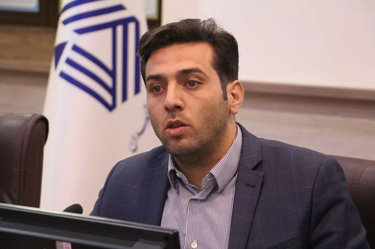 واکنش عضو شورای شهر همدان به فیلم پر بازدیدش از جلسه شورا؛ هر آدمی یک تیک خاصی دارد، من هم از سر بی حواسی با کاغذ موشک درست کردم!