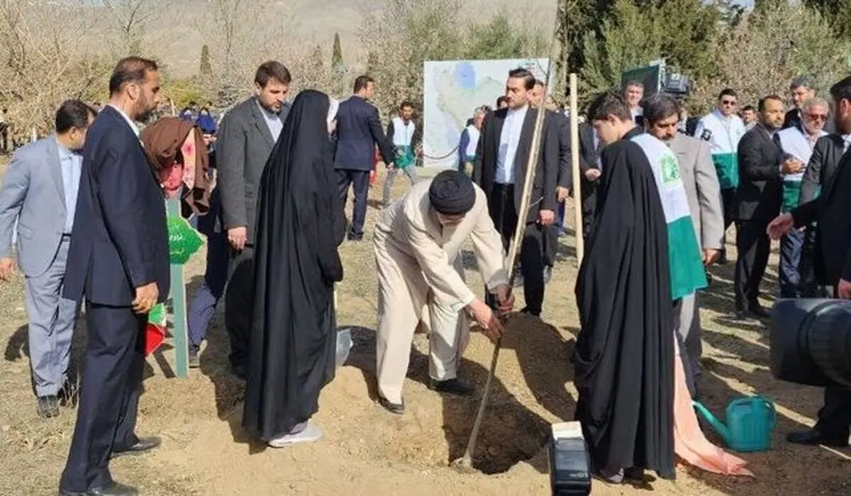 غرس یک اصله نهال گردو توسط رئیسی در باغ گیاه شناسی