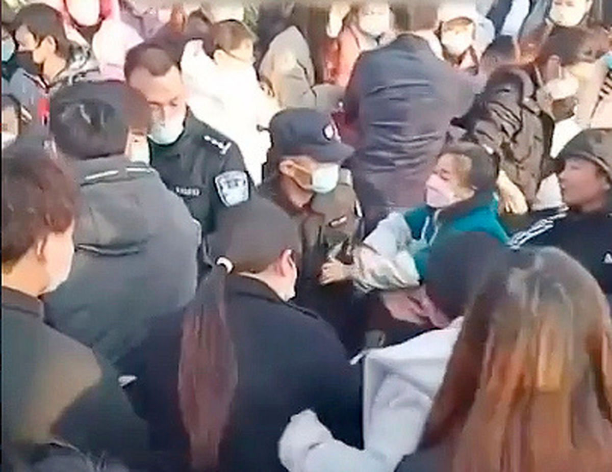 اعتراضات خیابانی کارگران چینی به حقوق معوق و اخراجها به خشونت کشیده شد