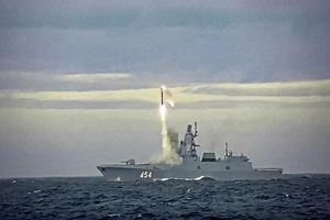 تقابل موشکی آمریکا با روسیه؛ استقرار موشک‌ ابرفراصوت در رزمناو