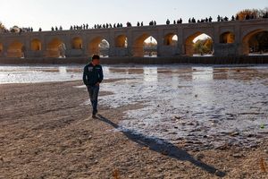 بحران آب یزد و اصفهان به کجا می‌رسد/وزیر نیرو در چه حالی است؟