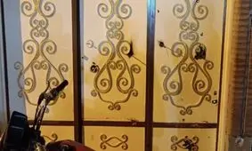 دفتر امام جمعه شادگان توسط یک موتور سوار ناشناس به رگبار بسته شد/ برخورد تیرهای شلیک شده به در و تجهیزات دفتر

