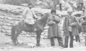 سفر در زمان؛ عکس یادگاری مردان قاجاری با «ریزش کوه» در دوران ناصرالدین شاه 