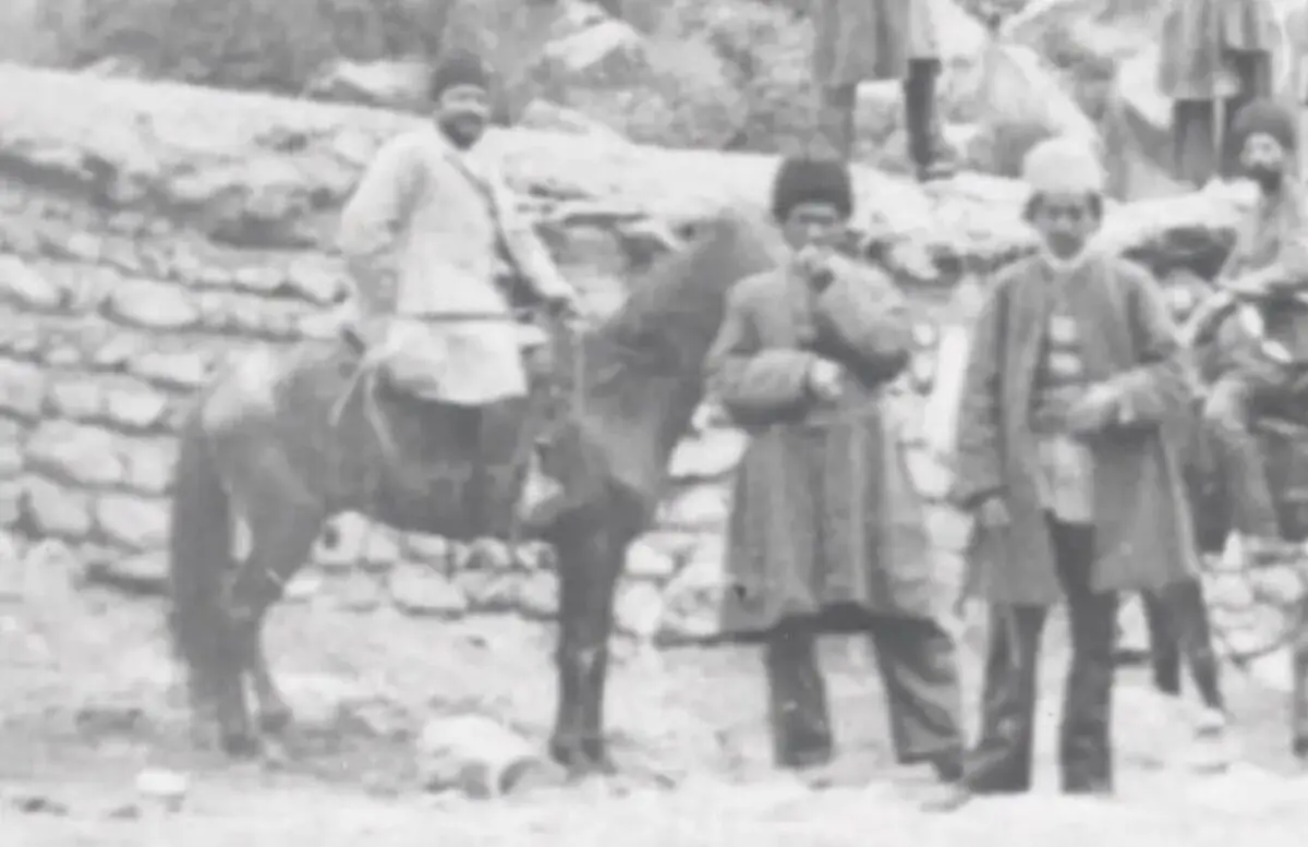 سفر در زمان؛ عکس یادگاری مردان قاجاری با «ریزش کوه» در دوران ناصرالدین شاه 