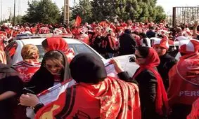 حضور تعداد زیادی از زنان پرسپولیسی مقابل ورزشگاه آزادی/ ویدئو