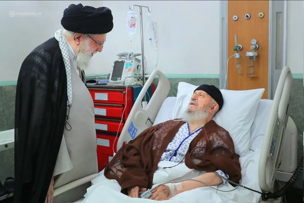 عیادت رهبر انقلاب از آیت الله مکارم شیرازی/ ویدئو