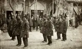 ماموران قاجاری در حال فلک کردن مجرم در ملأ عام؛ سال ۱۲۷۵ خورشیدی