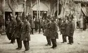 ماموران قاجاری در حال فلک کردن مجرم در ملأ عام؛ سال ۱۲۷۵ خورشیدی