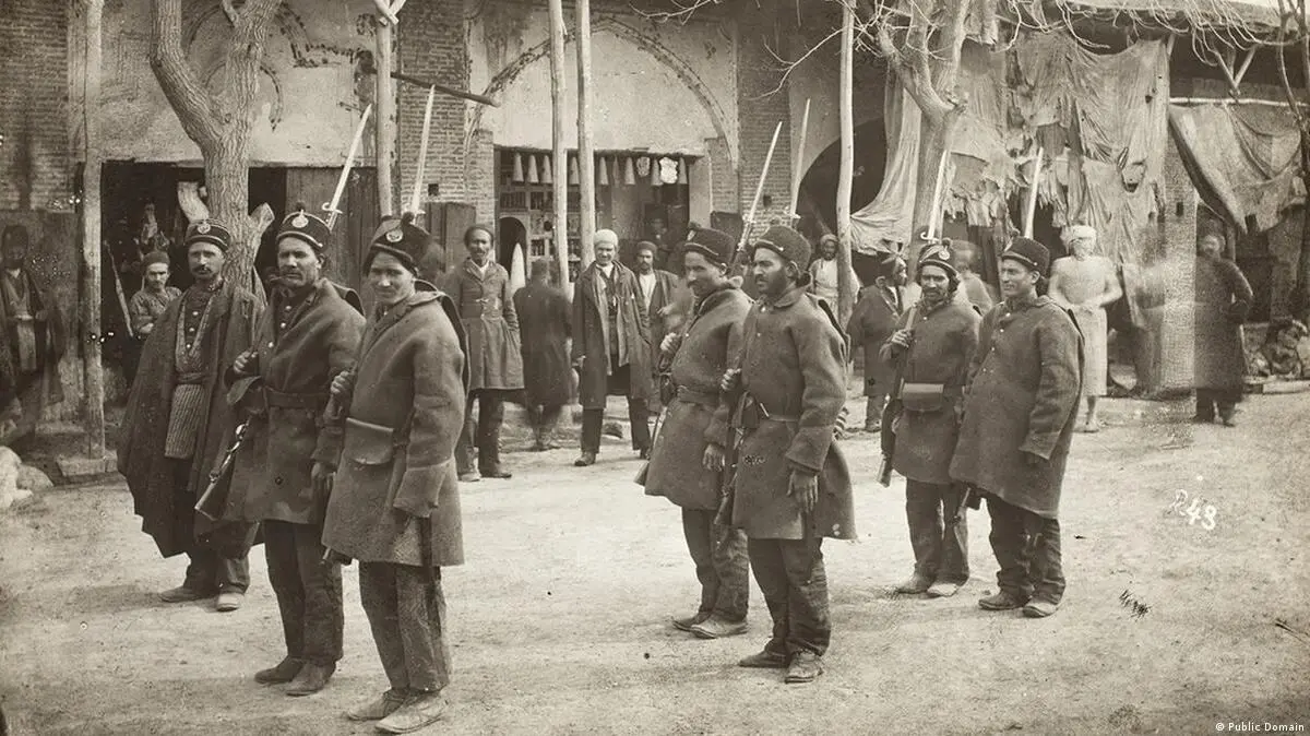 ماموران قاجاری در حال فلک کردن مجرم در ملأ عام؛ سال ۱۲۷۵ خورشیدی