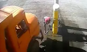برخورد دردناک کامیون با اپراتور پمپ بنزین/ ویدئو+16