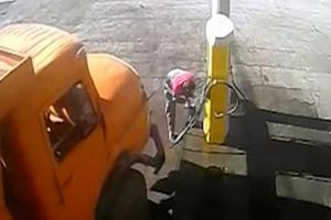 برخورد دردناک کامیون با اپراتور پمپ بنزین/ ویدئو+16