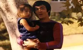 سفر در تاریخ؛ شانون لی دختر بروسلی در کنار مجسمه پدرش؛ سال ۱۳۸۹