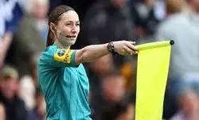 حرکت غیرورزشی یک بازیکن روی کمک داور زن/ ویدئو