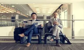 عوارض منفی انداختن پاها روی هم در هنگام نشستن چیست؟

