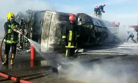 لحظه هولناک از آتش سوزی و تصادف 3 تریلر در جاده شیراز/ ویدئو