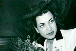 سفر در زمان؛ «اشرف پهلوی» در حال قدم زدن با برادرزاده اش شهناز؛ دهه 20