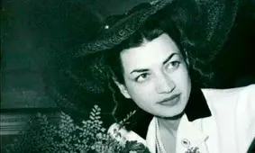 سفر در زمان؛ «اشرف پهلوی» در حال قدم زدن با برادرزاده اش شهناز؛ دهه 20 