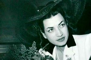 سفر در زمان؛ «اشرف پهلوی» در حال قدم زدن با برادرزاده اش شهناز؛ دهه 20