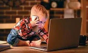 تاخیر در حرف زدن کودکان با تماشای زیاد صفحه نمایشگر