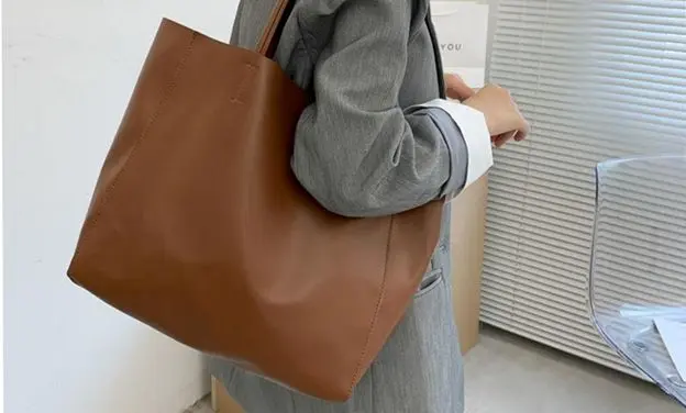 راهنمای جامع استایل با کیف بزرگ و اورسایز برای خانمهای خوش سلیقه