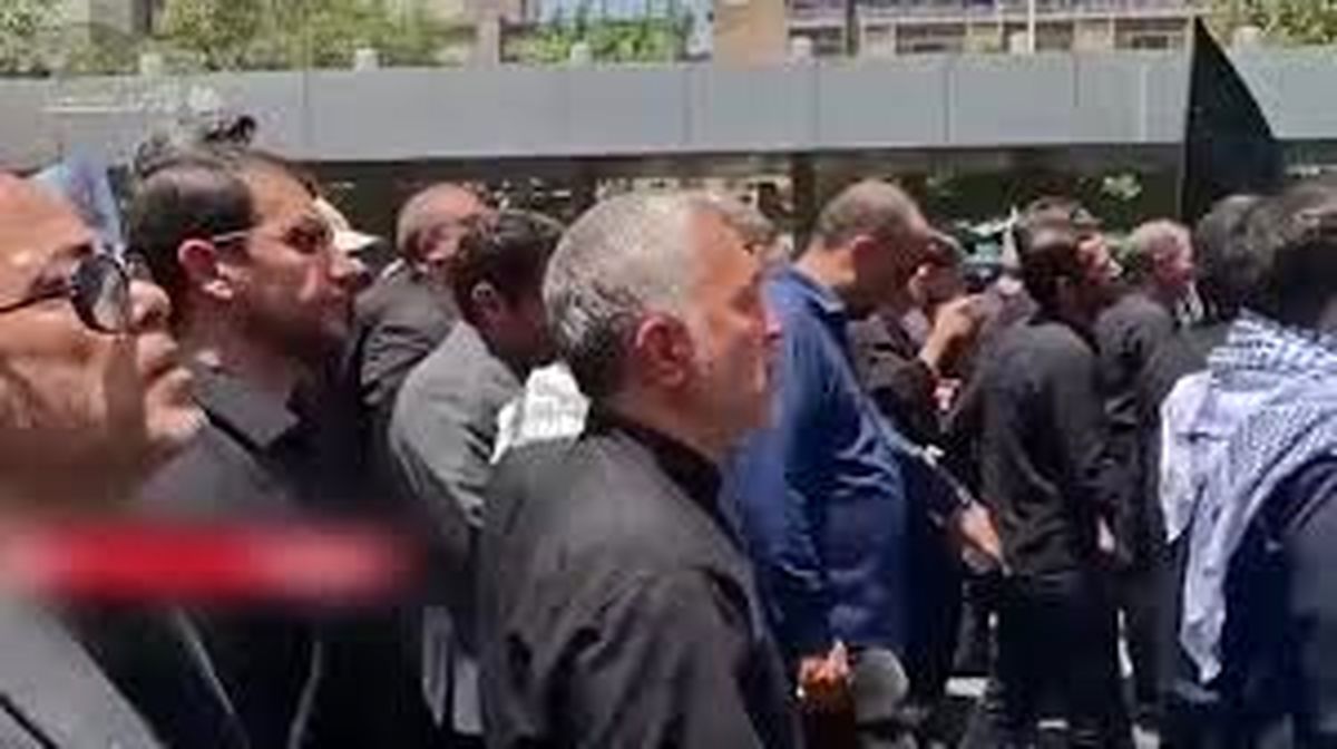 حضور وزیر آموزش و پرورش در مراسم تشییع برادر شهیدش/ ویدئو