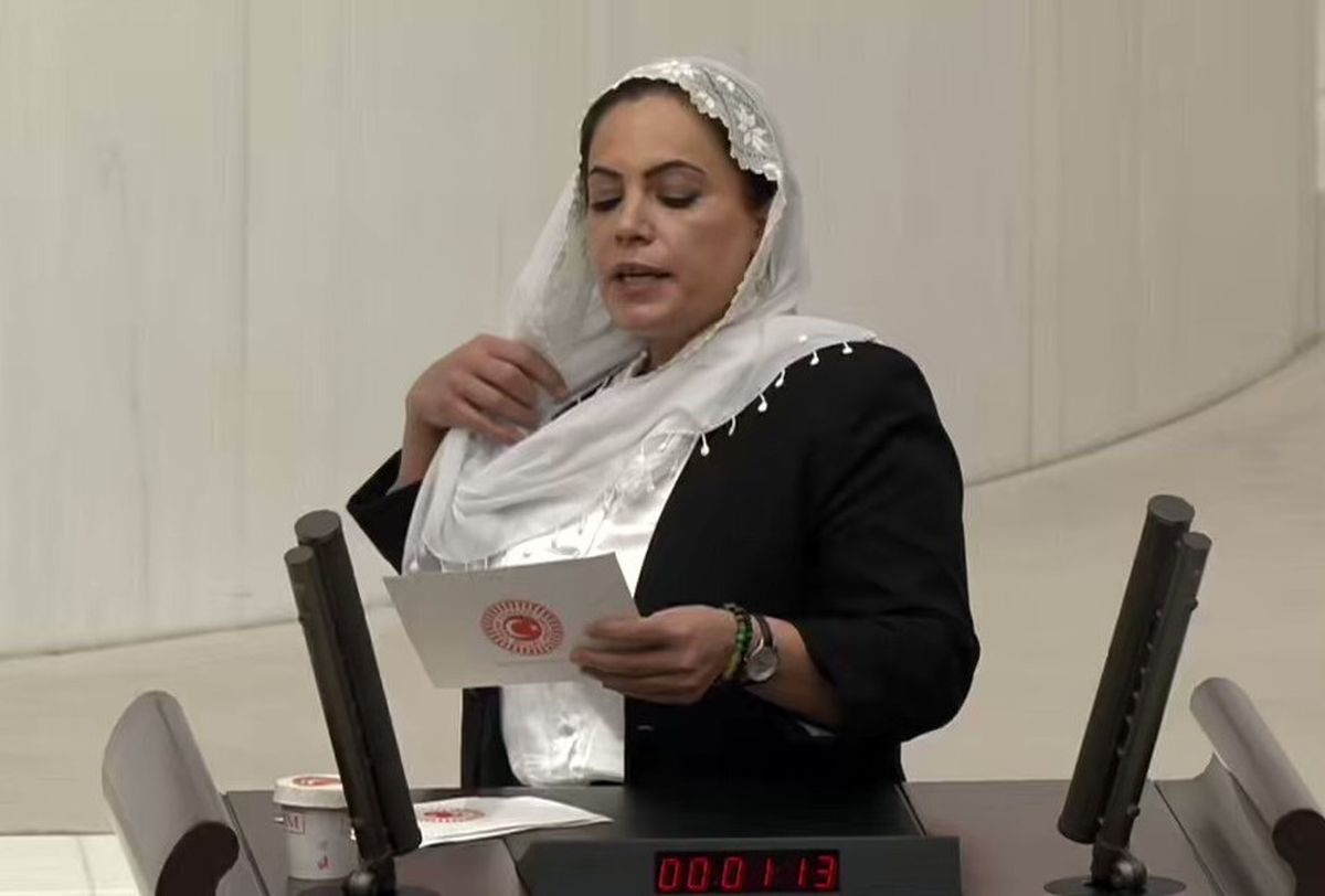 چرا یک نماینده زن در پارلمان ترکیه روسری اش را برداشت؟/ ویدئو

