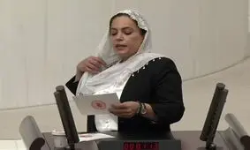 چرا یک نماینده زن در پارلمان ترکیه روسری اش را برداشت؟/ ویدئو

