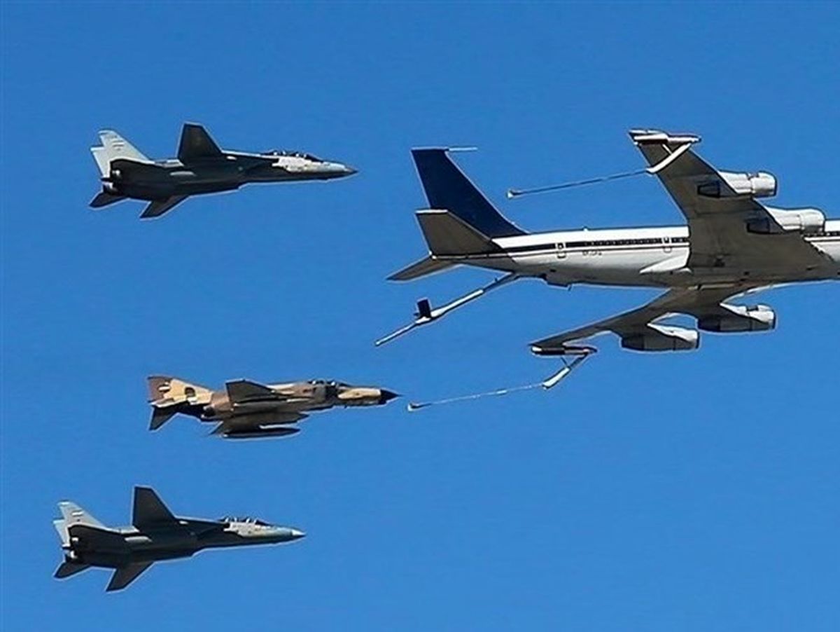 رژه هوایی ارتش در آسمان تهران با حضور بیش از ۴۰ جنگنده

