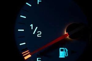 هر خودرو با روشن شدن چراغ بنزین چند کیلومتر حرکت می کند؟
